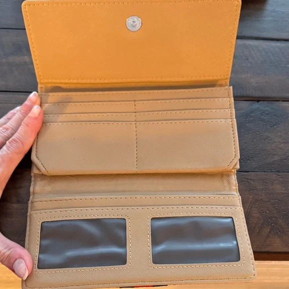 Gucci Beige and Red Patterned Wallet - Picture 4 of 5